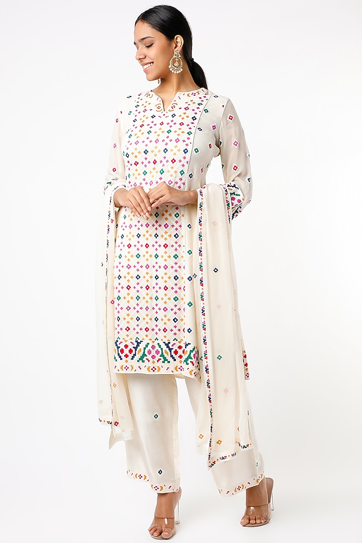 White Embroidered Kurta Set by Sangeeta Kilachand at Pernia's Pop Up Shop