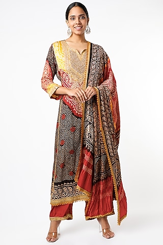 Black & Red Hand Embroidered Bandhani Kurta Set by Sangeeta Kilachand