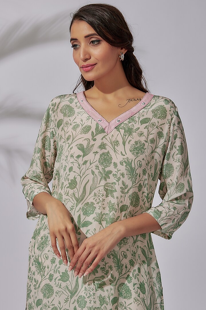 Green Natural Crepe Printed & Embroidered Kurta Set by Sakshi Girri at Pernia's Pop Up Shop