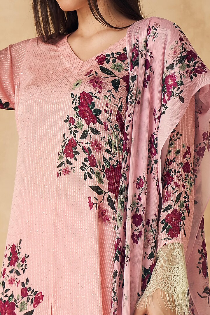 Salmon Pink Floral Printed Kurta Set by Sakshi Girri at Pernia's Pop Up Shop