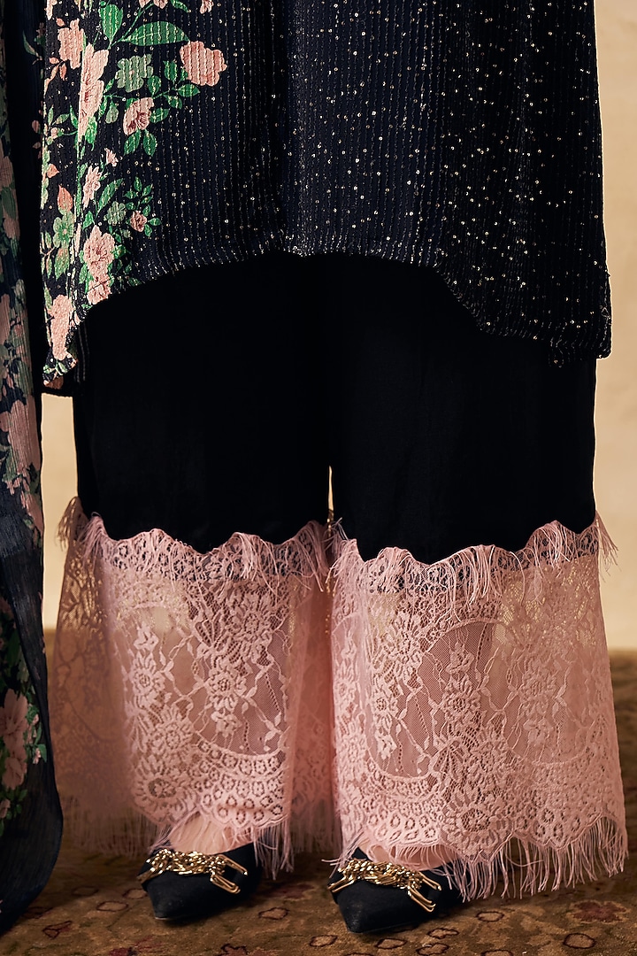 Black Floral Printed Kurta Set by Sakshi Girri at Pernia's Pop Up Shop