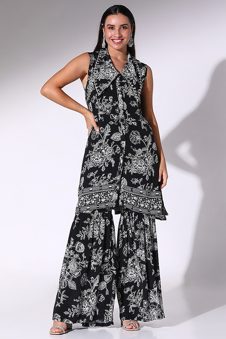 Black Crepe Floral Printed & Embellished Kurta Set by Sakshi Girri at Pernia's Pop Up Shop