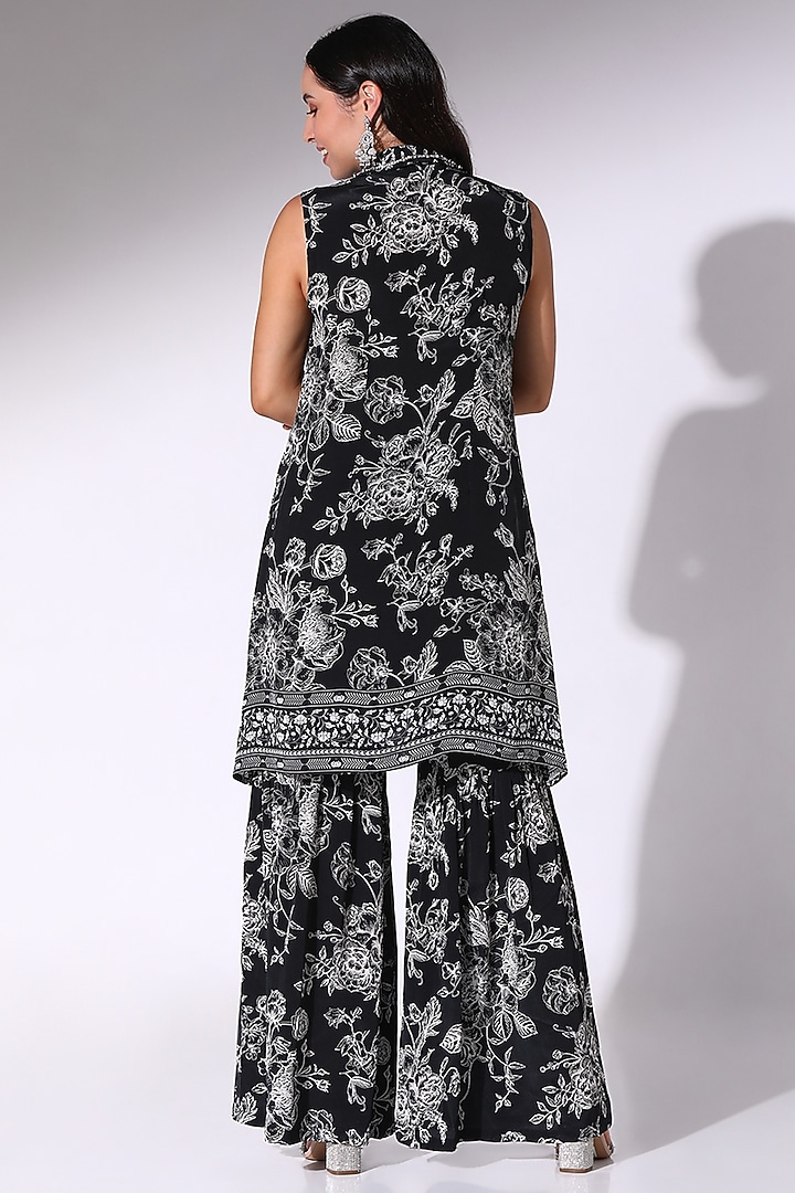 Black Crepe Floral Printed & Embellished Kurta Set by Sakshi Girri at Pernia's Pop Up Shop