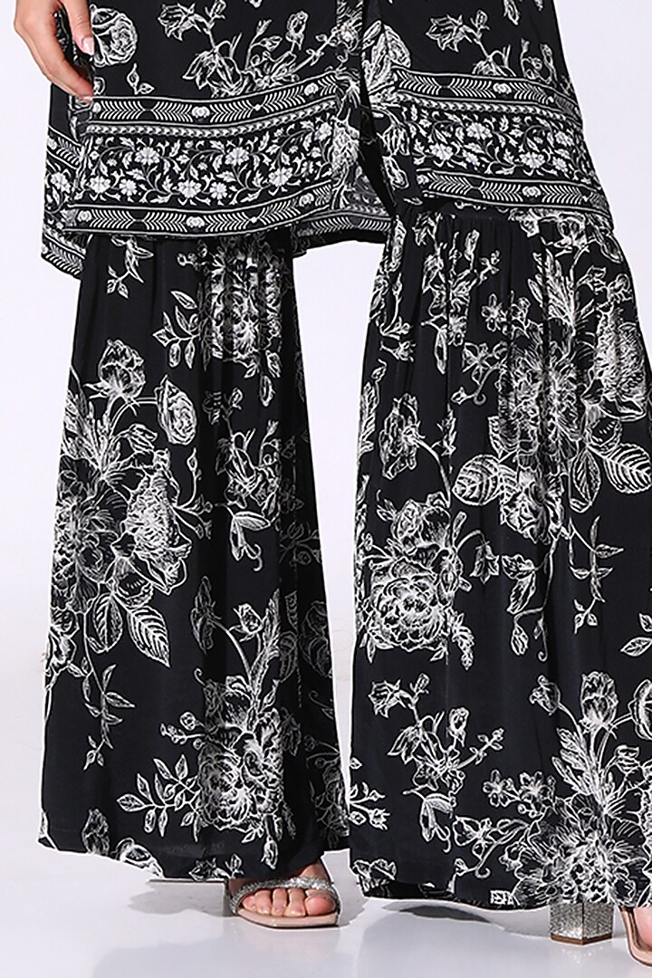 Black Crepe Floral Printed & Embellished Kurta Set by Sakshi Girri at Pernia's Pop Up Shop