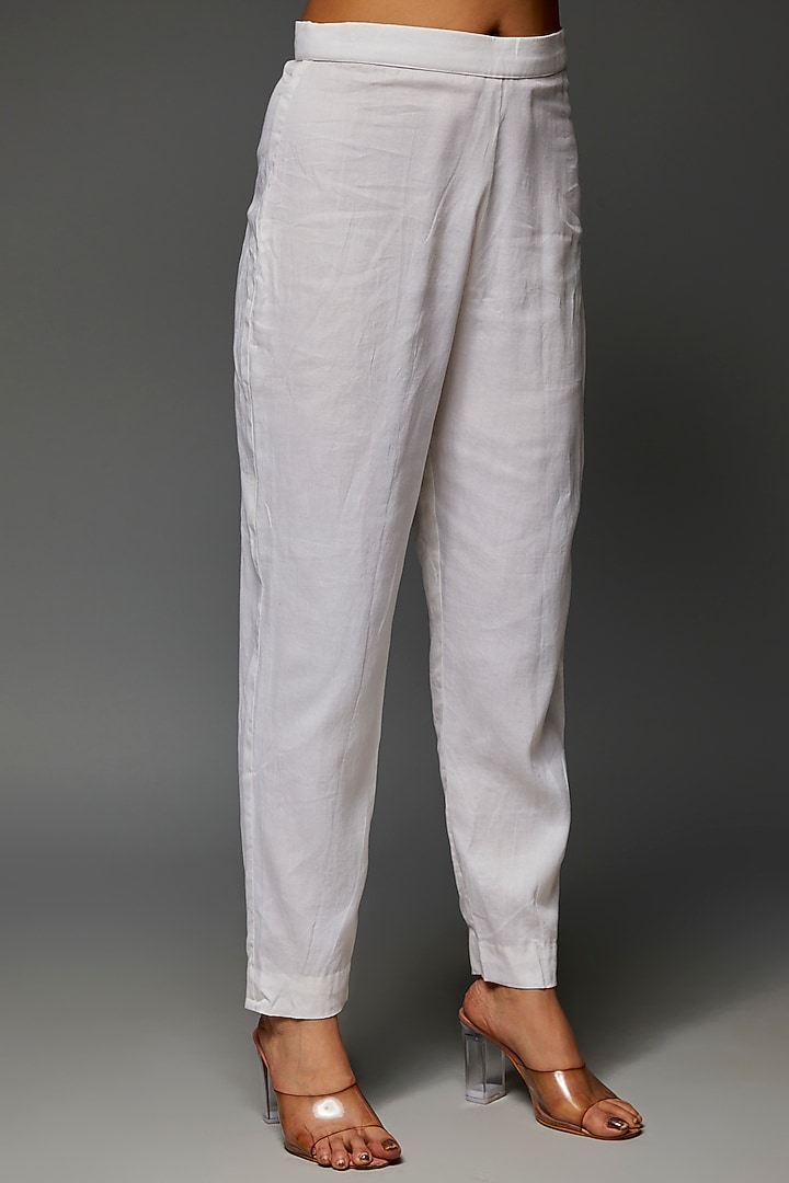 White Russian Silk Kurta Set by Saloni Jain at Pernia's Pop Up Shop