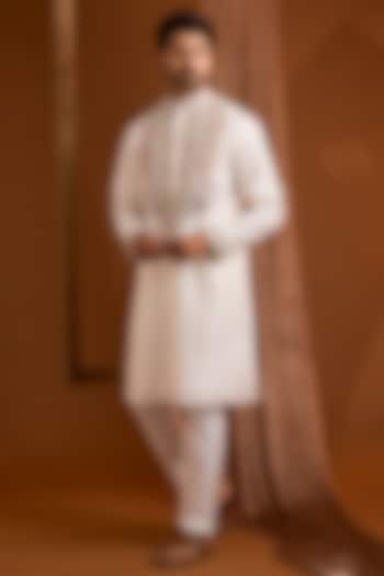 Off-White Silk Kurta Set by SAMMOHAN at Pernia's Pop Up Shop