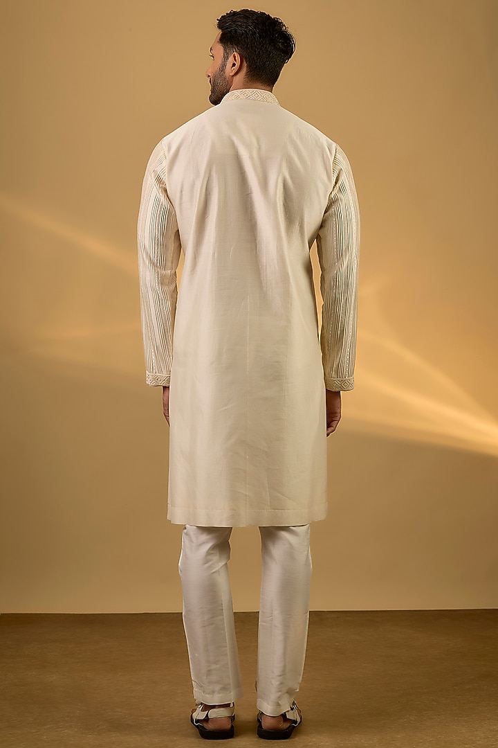 Off-White Chanderi Hand & Machine Embroidered Kurta Set by SAMMOHAN at Pernia's Pop Up Shop