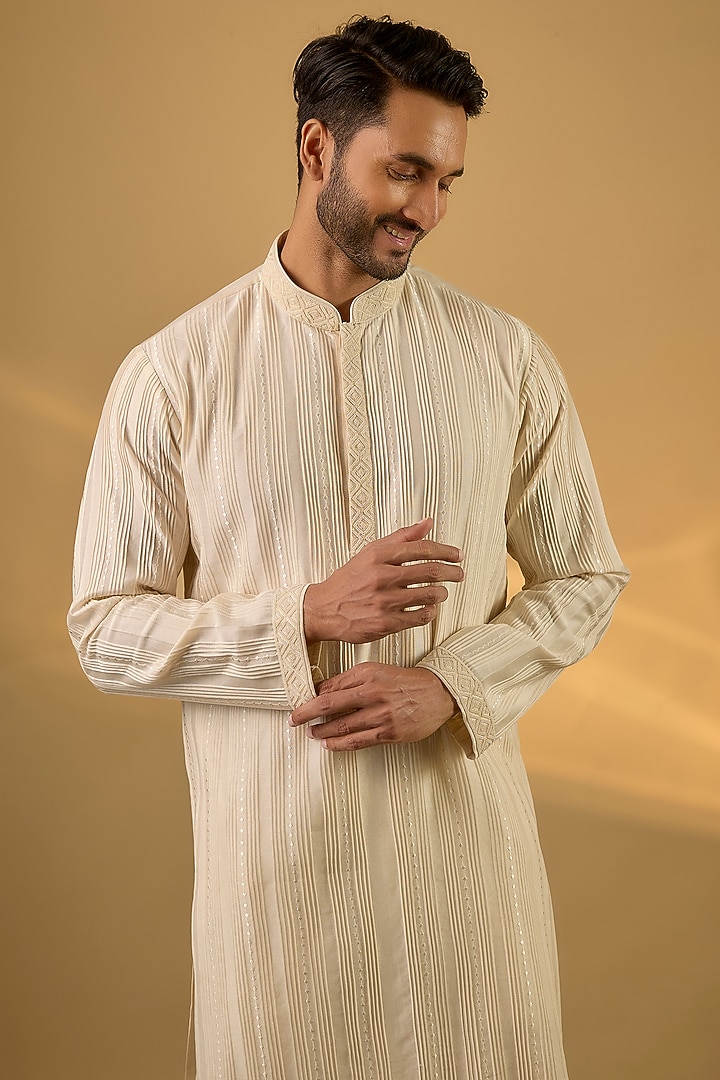 Off-White Chanderi Hand & Machine Embroidered Kurta Set by SAMMOHAN at Pernia's Pop Up Shop