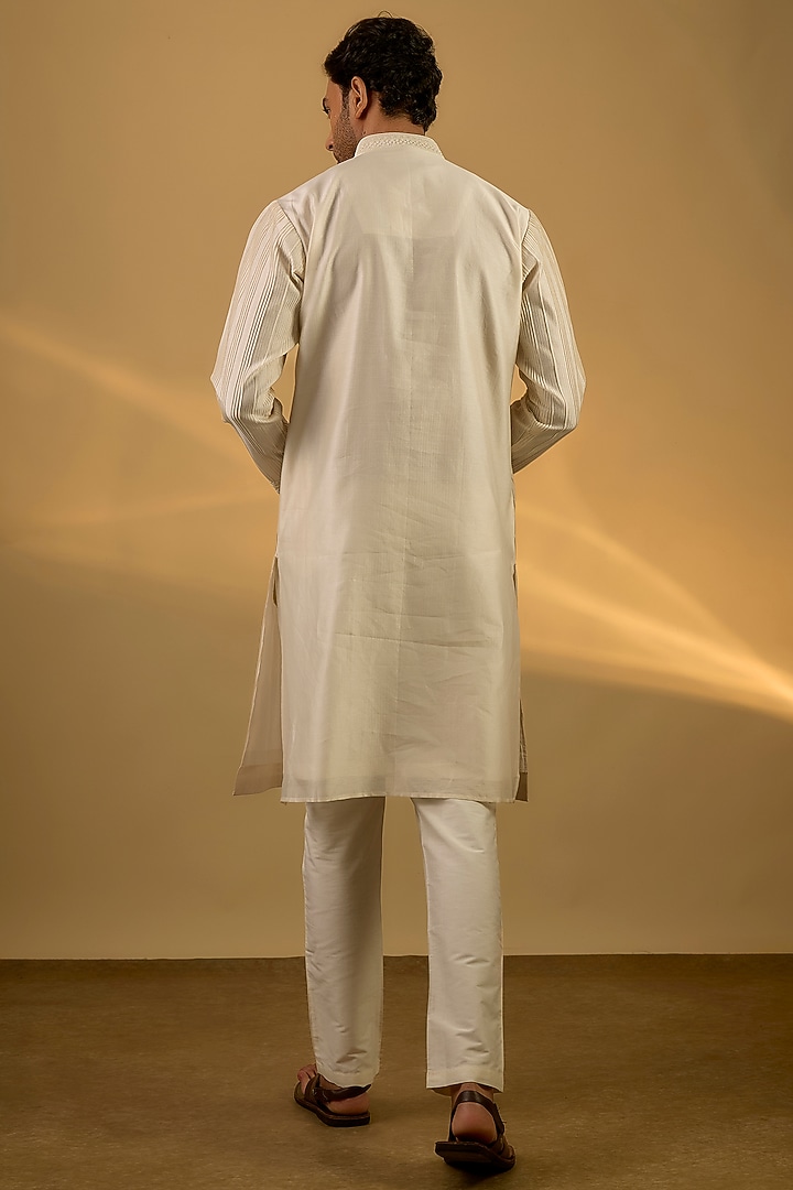 Off-White Chanderi Hand & Machine Embroidered Kurta Set by SAMMOHAN at Pernia's Pop Up Shop