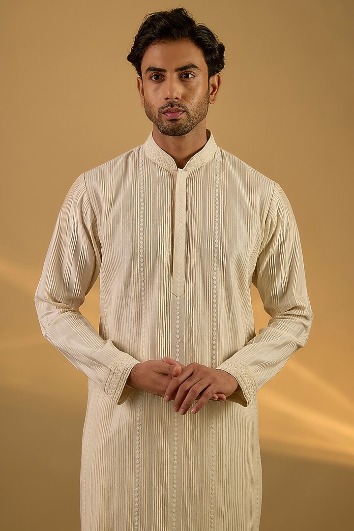 Off-White Chanderi Hand & Machine Embroidered Kurta Set by SAMMOHAN at Pernia's Pop Up Shop