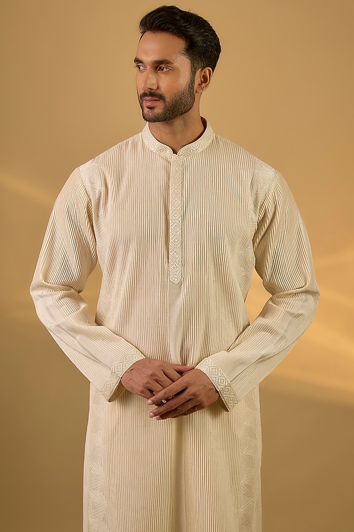 Off-White Chanderi Hand & Machine Embroidered Kurta Set by SAMMOHAN at Pernia's Pop Up Shop
