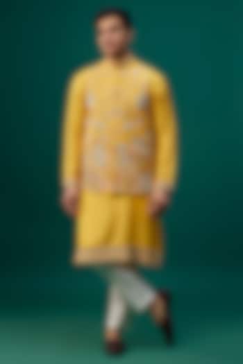 Yellow Raw Silk Resham Hand & Machine Embroidered Bundi Jacket Set by SAMMOHAN at Pernia's Pop Up Shop