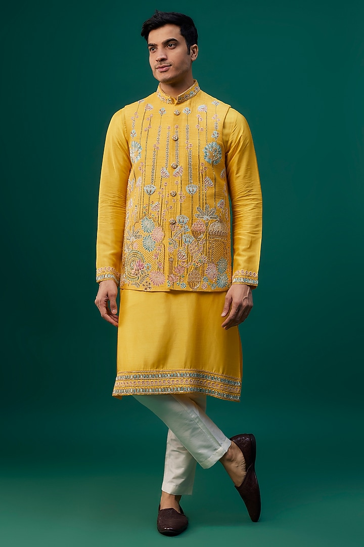 Yellow Raw Silk Resham Hand & Machine Embroidered Bundi Jacket Set by SAMMOHAN at Pernia's Pop Up Shop