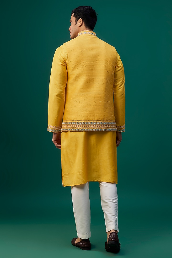 Yellow Raw Silk Resham Hand & Machine Embroidered Bundi Jacket Set by SAMMOHAN at Pernia's Pop Up Shop