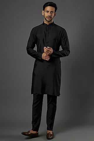 Black Embroidered kurta Set by ALOUKIK