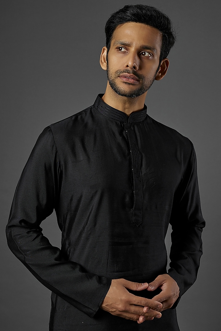 Black Embroidered kurta Set by ALOUKIK at Pernia's Pop Up Shop