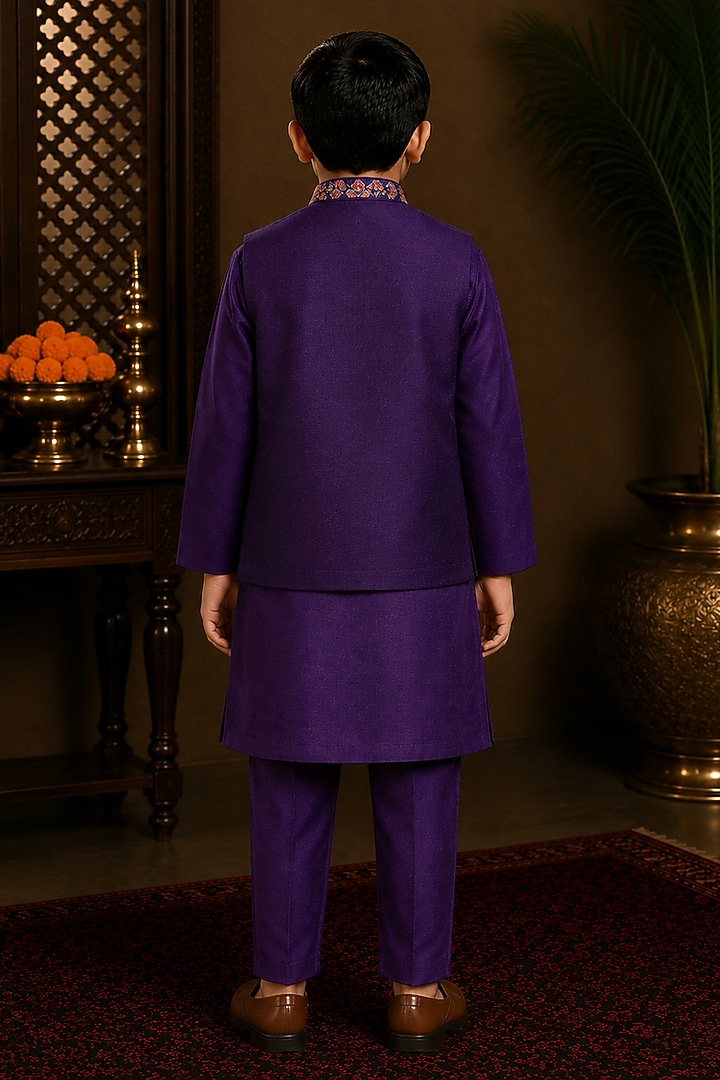 Purple Raw Silk Resham Embroidered Bundi Jacket Set For Boys by Sammohan Kids at Pernia's Pop Up Shop