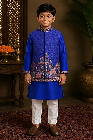 Blue Raw Silk Resham Embroidered Bundi Jacket Set For Boys by Sammohan Kids