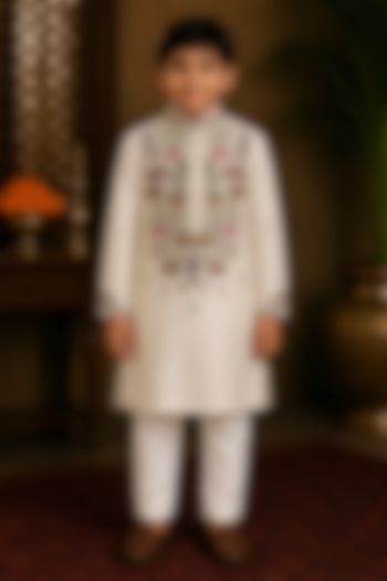Ivory Chanderi Thread & Resham Embroidered Kurta Set For Boys by Sammohan Kids at Pernia's Pop Up Shop