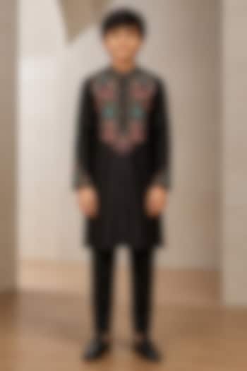 Black Chanderi Thread Embroidered Kurta Set For Boys by Sammohan Kids at Pernia's Pop Up Shop