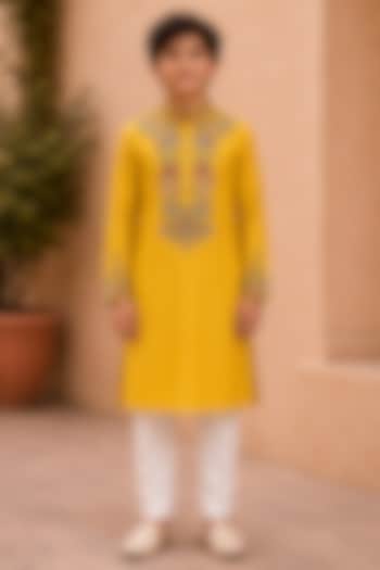 Yellow Chanderi Thread Embroidered Kurta Set For Boys by Sammohan Kids at Pernia's Pop Up Shop