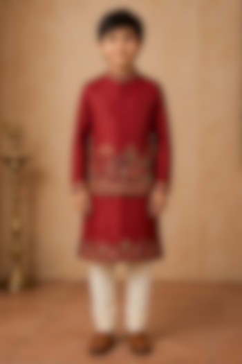 Red Raw Silk Resham & Thread Embroidered Bundi Jacket Set For Boys by Sammohan Kids at Pernia's Pop Up Shop