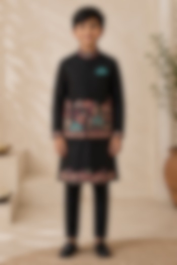 Black Raw Silk Thread Embroidered Bundi Jacket Set For Boys by Sammohan Kids at Pernia's Pop Up Shop