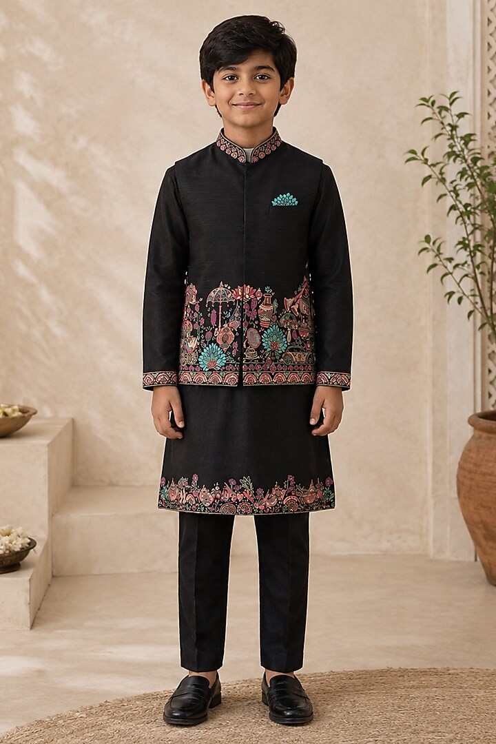 Black Raw Silk Thread Embroidered Bundi Jacket Set For Boys by Sammohan Kids at Pernia's Pop Up Shop