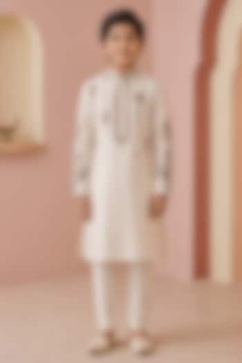 Ivory Chanderi Thread Embroidered Kurta Set For Boys by Sammohan Kids at Pernia's Pop Up Shop