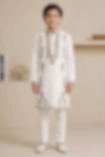 Ivory Chanderi Thread Embroidered Kurta Set For Boys by Sammohan Kids at Pernia's Pop Up Shop