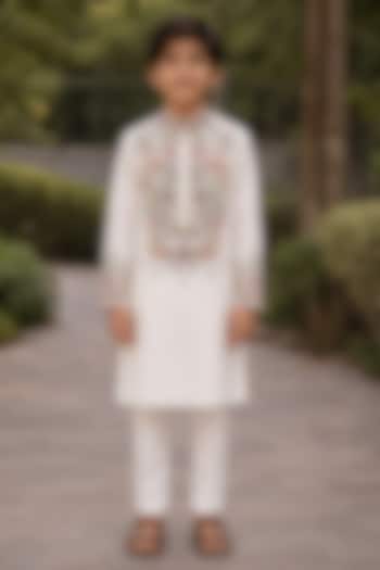 Ivory Chanderi Thread Embroidered Kurta Set For Boys by Sammohan Kids at Pernia's Pop Up Shop