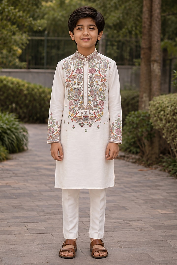 Ivory Chanderi Thread Embroidered Kurta Set For Boys by Sammohan Kids at Pernia's Pop Up Shop