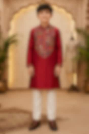 Red Chanderi Thread Embroidered Kurta Set For Boys by Sammohan Kids at Pernia's Pop Up Shop