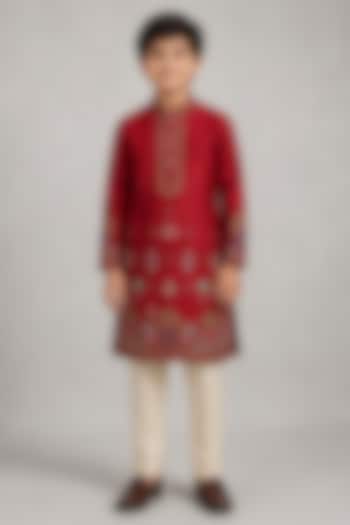 Red Chanderi Thread Embroidered Kurta Set For Boys by Sammohan Kids at Pernia's Pop Up Shop