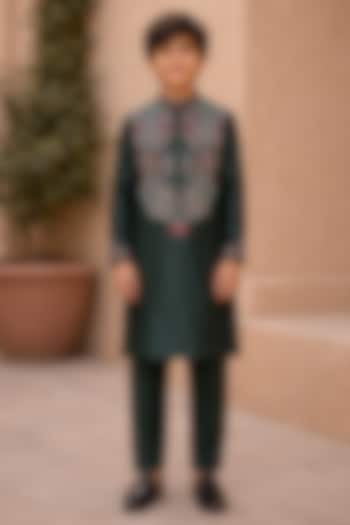 Green Chanderi Thread Embroidered Kurta Set For Boys by Sammohan Kids at Pernia's Pop Up Shop