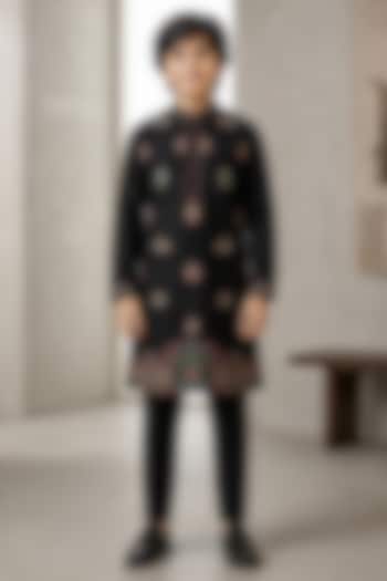 Black Chanderi Thread Embroidered Kurta Set For Boys by Sammohan Kids at Pernia's Pop Up Shop