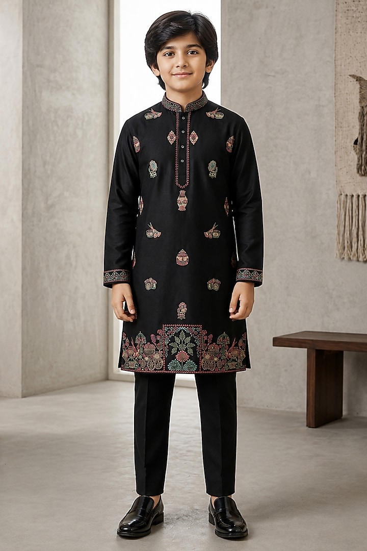 Black Chanderi Thread Embroidered Kurta Set For Boys by Sammohan Kids at Pernia's Pop Up Shop