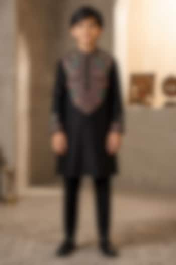 Black Chanderi Thread Embroidered Kurta Set For Boys by Sammohan Kids at Pernia's Pop Up Shop