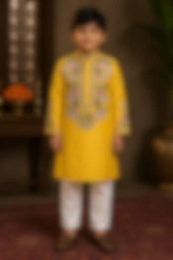Yellow Chanderi Thread & Resham Embroidered Kurta Set For Boys by Sammohan Kids at Pernia's Pop Up Shop