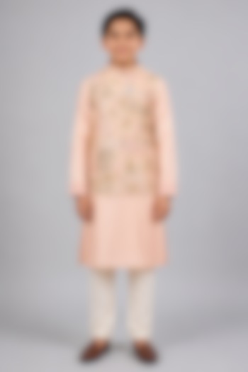 Peach Tussar Resham & Thread Embroidered Bundi Jacket Set For Boys by Sammohan Kids at Pernia's Pop Up Shop
