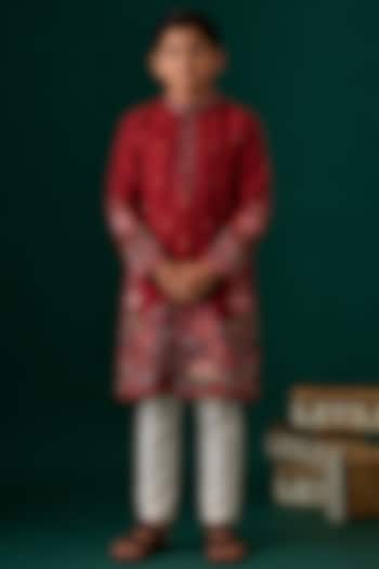 Red Tussar Hand & Machine Embroidered Kurta Set For Boys by Sammohan Kids at Pernia's Pop Up Shop