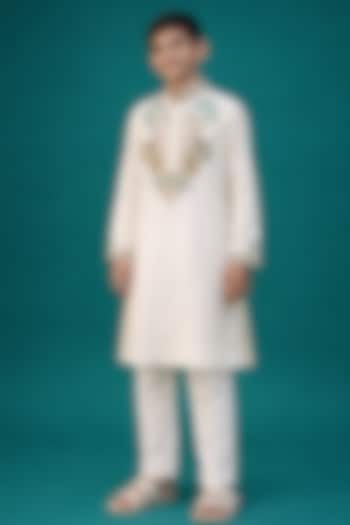 Off-White Tussar Thread Work Kurta Set For Boys by Sammohan Kids at Pernia's Pop Up Shop