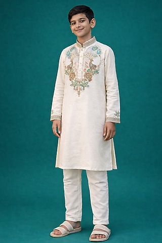 Off-White Tussar Thread Work Kurta Set For Boys by Sammohan Kids