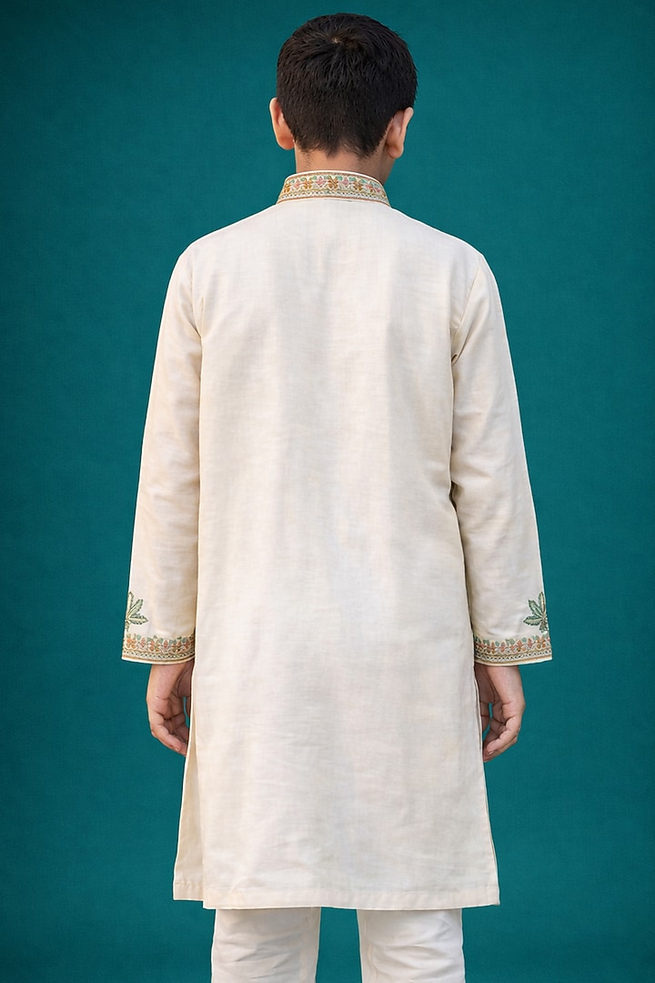 Off-White Tussar Thread Work Kurta Set For Boys by Sammohan Kids at Pernia's Pop Up Shop