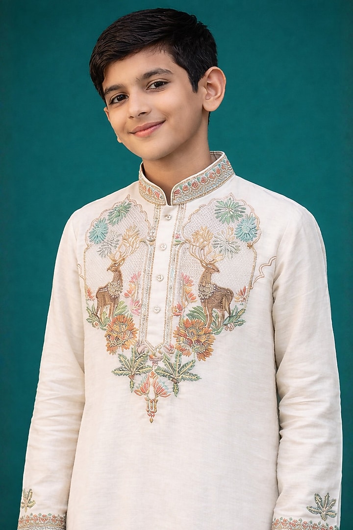 Off-White Tussar Thread Work Kurta Set For Boys by Sammohan Kids at Pernia's Pop Up Shop