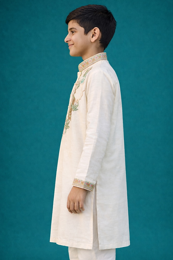 Off-White Tussar Thread Work Kurta Set For Boys by Sammohan Kids at Pernia's Pop Up Shop