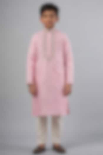 Pink Tussar Thread Work Kurta Set For Boys by Sammohan Kids at Pernia's Pop Up Shop