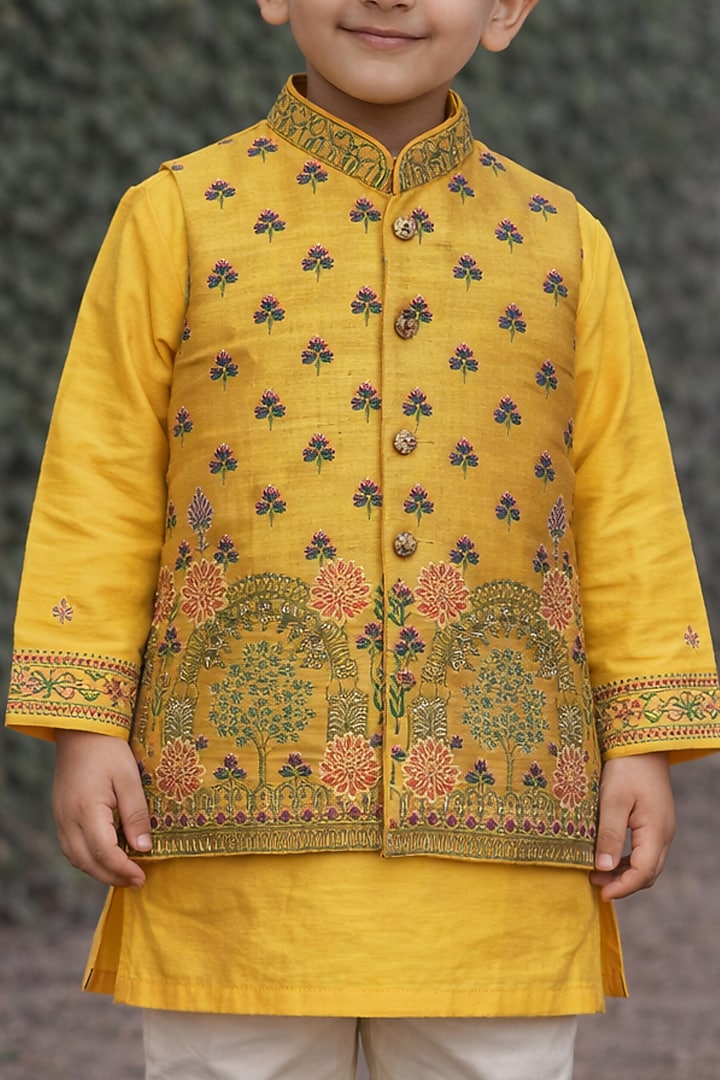 Yellow Raw Silk Thread Work Bundi Jacket Set For Boys by Sammohan Kids at Pernia's Pop Up Shop