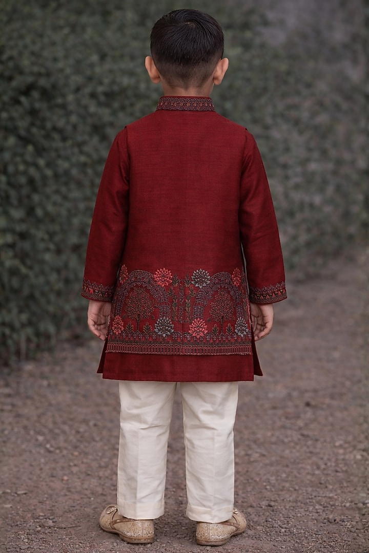 Red Raw Silk Thread Work Indowestern Set For Boys by Sammohan Kids at Pernia's Pop Up Shop