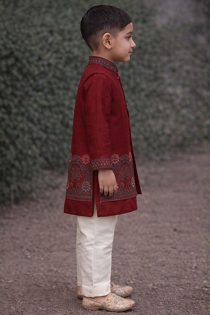 Red Raw Silk Thread Work Indowestern Set For Boys by Sammohan Kids at Pernia's Pop Up Shop